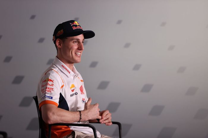 Pembalap Repsol Honda, Pol Espargaro, saat berbicara pada sesi konferensi pers jelang MotoGP Indonesia 2022 pada Kamis (17/3/2022).