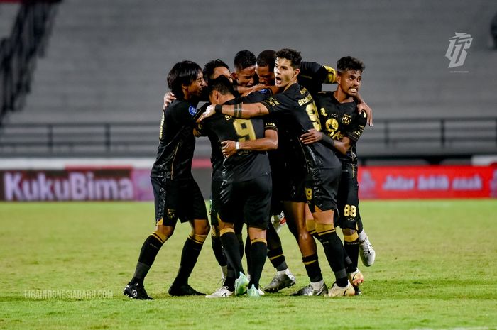 Persib Bandung versus Persebaya Surabaya pada laga pekan ke-32 Liga 1 2021-2022 di Stadion Kapten I Wayan Dipta, Gianyar, Bali, Sabtu (19/3/2022).