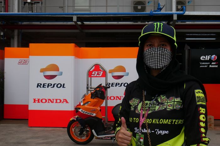 Potret Lia Setiawati yang memiliki hobi berburu swafoto dengan pembalap MotoGP. Lia sedang menunggu Marc Marquez, satu-satunya pembalap yang belum pernah diajaknya berfoto bersama.