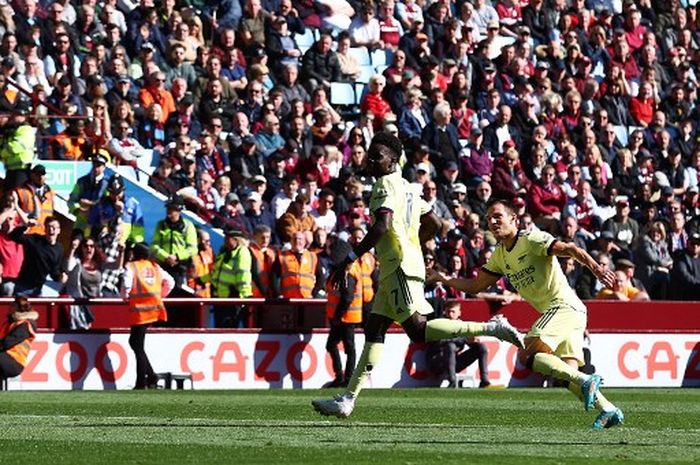 Winger Arsenal, Bukayo Saka, merayakan gol ke gawang Aston Villa dalam laga Liga Inggris di Stadion Villa Park, Sabtu (19/3/2022).