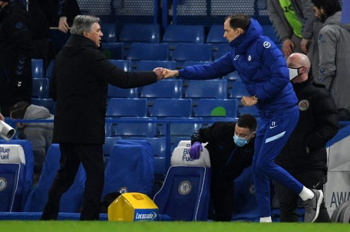 Carlo Ancelotti (kiri) bertemu Thomas Tuchel dalam partai Chelsea vs Everton di Stamford Bridge, London (8/3/2021).