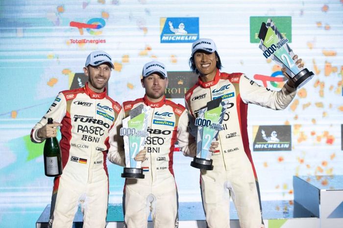 Pembalap Indonesia, Sean Gelael (kanan) di podiumsSeri pembuka FIA World Endurance Championship (FIA WEC) di Florida, AS.