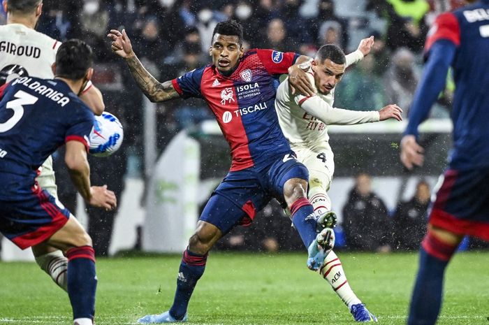 Davide Calabria broke from inside his own half, laid the ball off for Ante Rebic, who played a through ball back to him, but Calabria himself was unable to finish and Alessio Cragno saved.