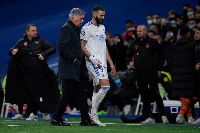 Pelatih Real Madrid, Carlo Ancelotti, mengonfirmasi Karim Benzema akan absen melawan Barcelona dalam duel El Clasico.