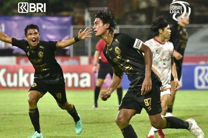 Kapten Arema FC, Johan Alfarizie, merayakan gol yang dicetaknya ke gawang Borneo FC pada pekan ke-32 Liga 1 2021-2022.