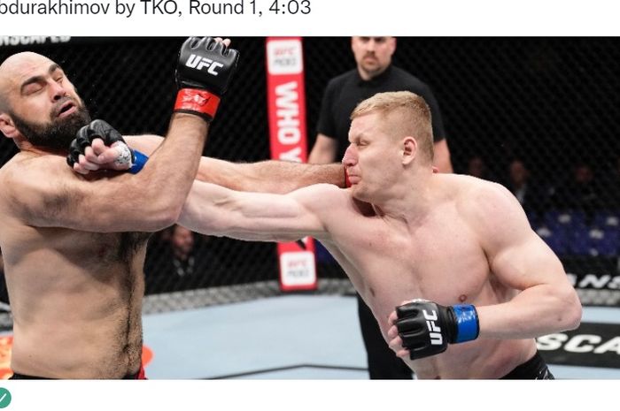 Petarung dengan catatan kemenangan KO mentereng, Sergei Pavlovich (kanan) digadang-gadang bakal jadi juara kelas berat UFC.