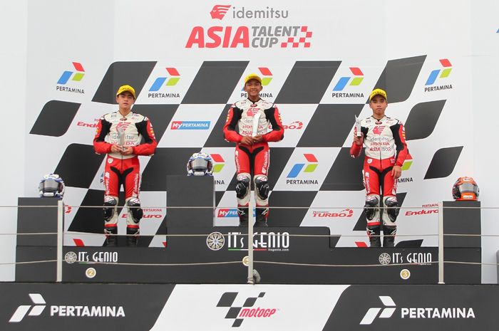 Pembalap muda Indonesia binaan Astra Honda Motor (AHM), Reykat Yusuf Fadilllah saat naik podium ketiga pada balapan pertama seri kedua Asia Talent Cup 2022 di Sirkuit Mandalika, Sabtu (19/3/2022).