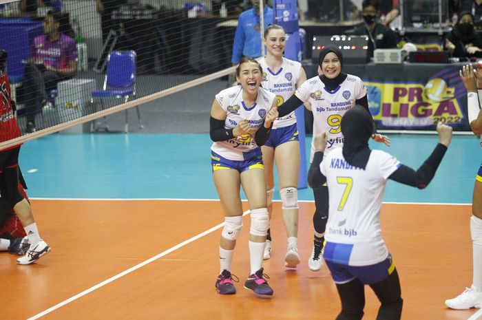 Para pemain tim bola voli putri dari Bandung Bank bjb Tandamata merayakan kemenangan usai menaklukkan Jakarta Pertamina Fastron (JPF) 3-0 (25-15, 25-17, 25-17) pada hari terakhir seri kedua final four di GOR Kawah Candradimuka Padepokan Voli Jenderal Polisi Kunarto, Sentul, Bogor, Minggu (20/3/2022).