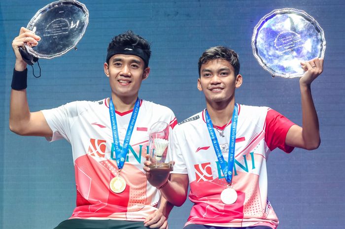 Pasangan ganda putra Indonesia, Muhammad Shohibul Fikri/Bagas Maulana, berhasil menjadi juara  usai mengalahkan Mohammad Ahsan/Hendra Setiawan pada babak final All England Open 2022 yang digelar di Utiliti Arena Birmingham, Inggris, Minggu (20/3/2022). 