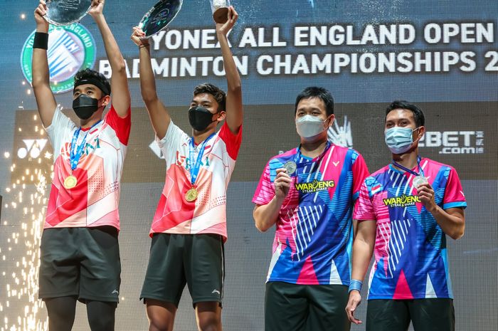 Dua pasangan ganda putra Indonesia, Muhammad Shohibul Fikri/Bagas Maulana (kiri) dan Mohammad Ahsan/Hendra Setiawan (kanan) saat keluar sebagai juara dan runner up All England Open 2022 di Utiliti Arena Birmingham, Inggris, Minggu (20/3/2022).