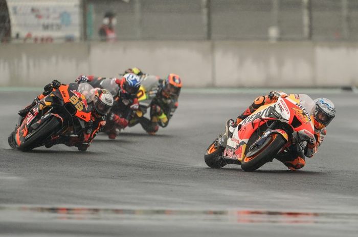 Aksi pembalap Repsol Honda, Pol Espargaro dalam balapan MotoGP Indonesia 2022 di Sirkuit Mandalika, Minggu (20/3/2022)