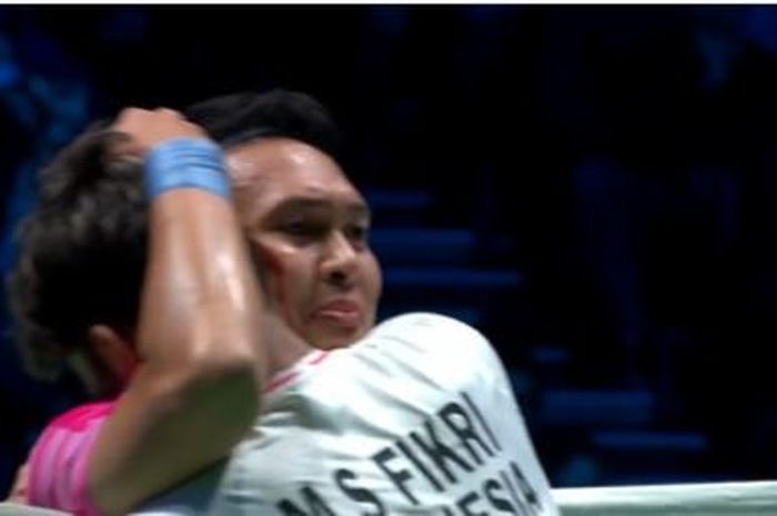 Mohammad Ahsan memeluk Muhammad Shohibul Fikri dalam laga final All England Open 2022, di Utilita Arena Birmingham, Inggris, Minggu (20/3/2022). 