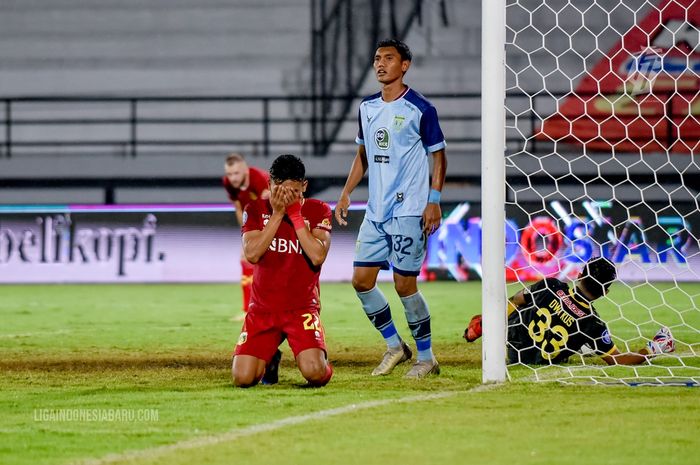 Striker Bhayangkara FC, Dendy Sulistyawan (bawah) menangi usai menjebol gawang mantan timnya, Persela Lamongan.