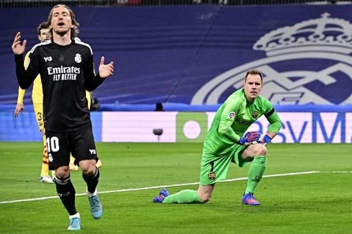 Reaksi Luka Modric (kiri) dalam partai El Clasico antara Real Madrid vs Barcelona di Liga Spanyol di Santiago Bernabeu, Madrid (20/3/2022).