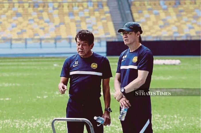 Pelatih Timnas Malaysia Kim Pan-gon (kanan) bersama asistennya, E Elavarasan, dalam sesi latihan di Stadion Nasional  Bukit Jalil, Kuala Lumpur, Senin (21/3/2022).