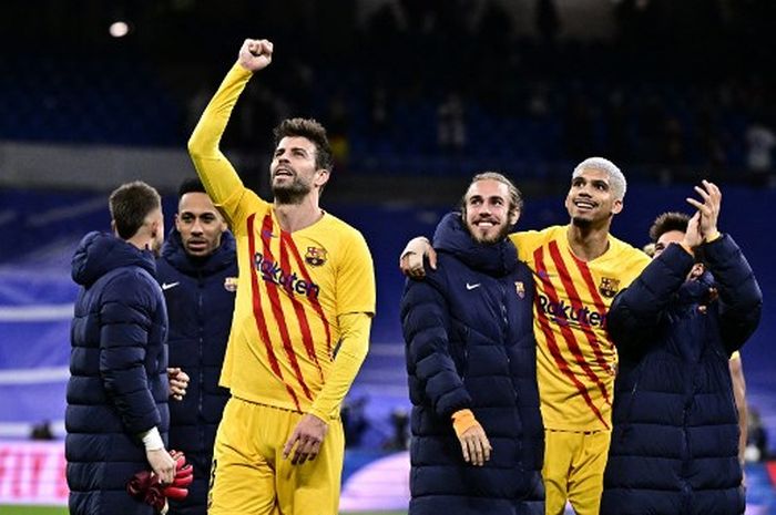 Bek Barcelona, Gerard Pique, merayakan kemenangan atas Real Madrid dalam laga Liga Spanyol di Stadion Santiago Bernabeu, 20 Maret 2022.