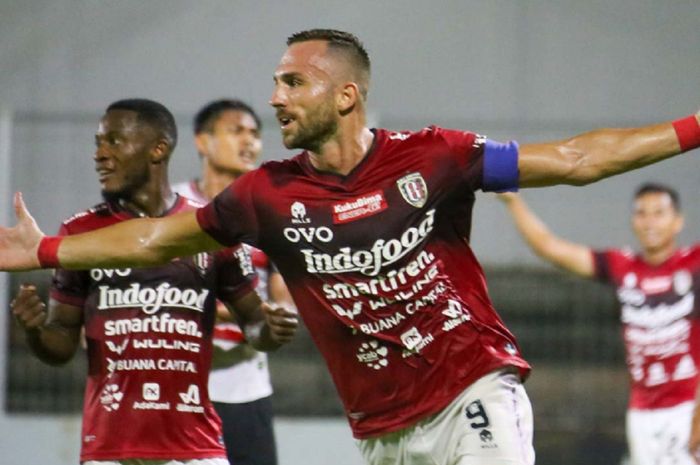 Striker Bali United Ilija Spasojepic selebrasi gol ke gawang Madura United dalam Liga 1 di Stadion Kompyang Sujana, Denpasar, Senin (21/3/2022) malam WIB.