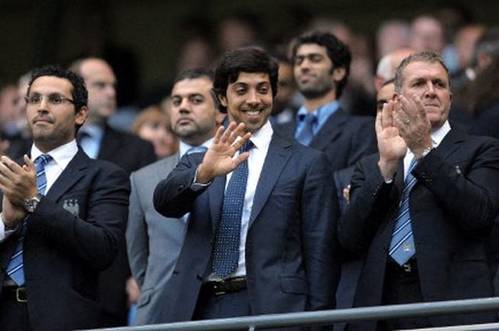 Pemilik Manchester City, Sheikh Mansour bin Zayed Al Nahyan (tengah), hadir dalam laga Liga Inggris kontra Liverpool di The City of Manchester Stadium, 23 Agustus 2010.