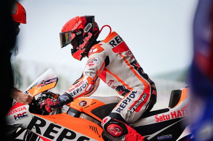 Pembalap Repsol Honda, Marc Marquez bersiap tampil di salah satu sesi MotoGP Indonesia di Sirkuit Mandalika, jumat (18/3/2022)