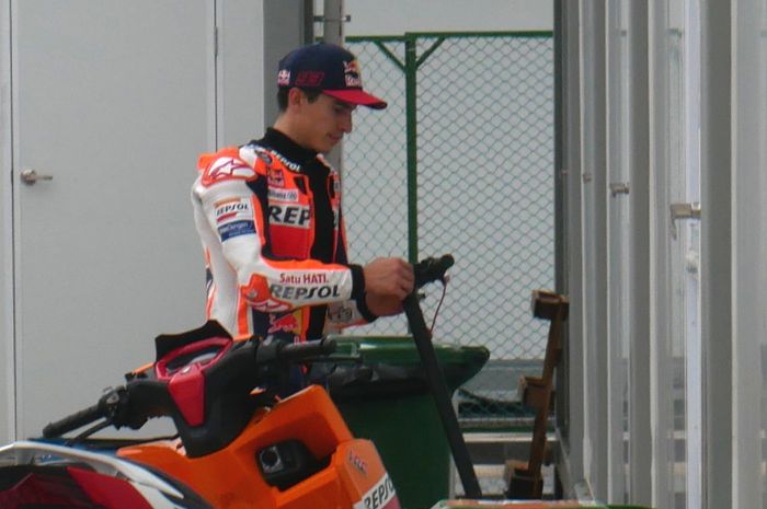 Pembalap Repsol Honda, Marc Marquez, memasuki ruangan pribadinya setelah sesi latihan bebas MotoGP Indonesia di Sirkuit Mandalika, Lombok, Nusa Tenggara Barat, 19 Maret 2022.