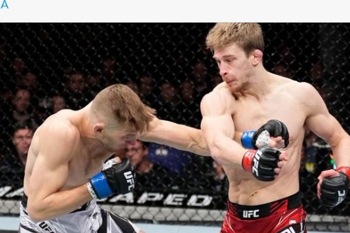Dan Hooker (kiri) kala dihajar Arnold Allen (kanan) pada UFC London (20/3/2022) waktu Indonesia.