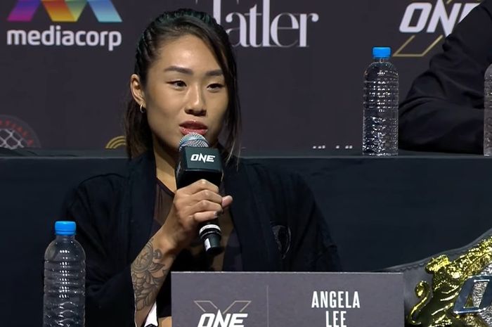 Juara atomweight ONE Championship, Angela Lee.