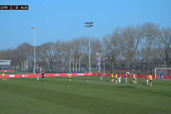 Bagus Kahfi menjadi pagar betis dalam laga Jong FC Utrecht vs timnas Australia U-23 (23/3/2022). 