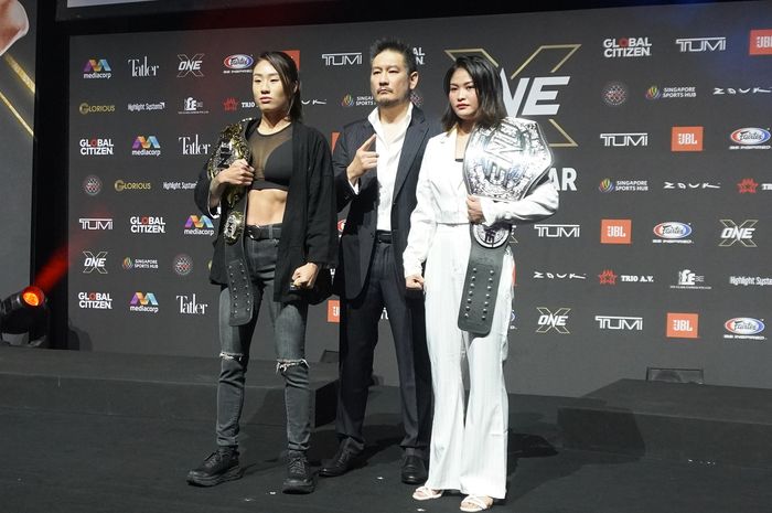 Sesi faceoff Angela Lee dengan Stamp Fairtex menjelang pertarungan di ONE X, Rabu (26/3/2022) di Singapore Indoor Stadium.