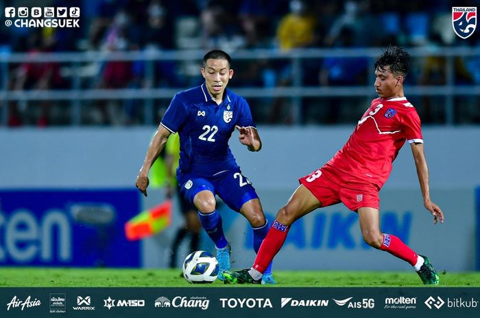 Pathompol Charoenrattanapirom dalam laga Thailand Vs Nepal di laga FIFA Matchday, di Stadion Chonburi, Kamis (24/3/2022).