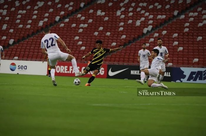 Timnas Malaysia mengalahkan Timnas Singapura (putih) dalam laga persahabatan di Stadion Nasional Singapura, Rabu (24/3/2022)