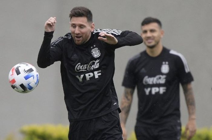 Lionel Messi dalam sesi latihan di timnas Argentina jelang laga kualifikasi Piala Dunia 2022 (13/10/2021).