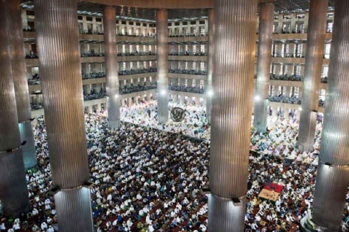 Salat tarawih pada malam bulan puasa Ramadhan di Masjid Istiqlal, Jakarta, tahun 2021.