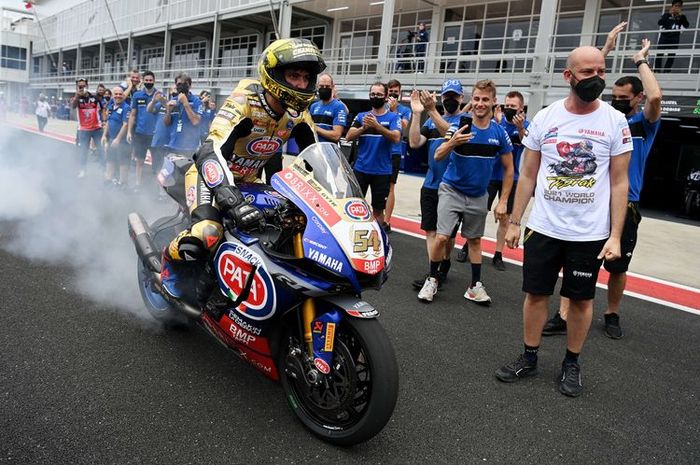 Pebalap tim Pata Yamaha With Brixx World SBK Toprak Razgatlioglu melakukan 'burnout' disaksikan ofisial timnya seusai balapan pertama (race 1) WSBK seri Indonesia 2021 di Pertamina Mandalika International Street Circuit, Lombok Tengah, Nusa Tenggara Barat (NTB), Minggu (21/11/2021). Toprak Razgatlio