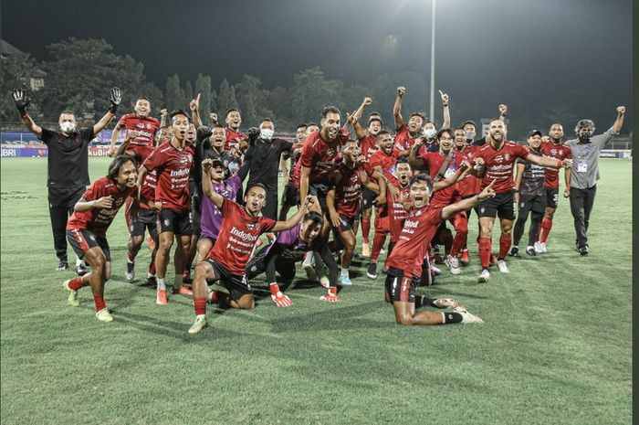 Skuad Bali United merayakan gelar juara Liga 1 musim 2021-2022 yang mereka dapatkan.