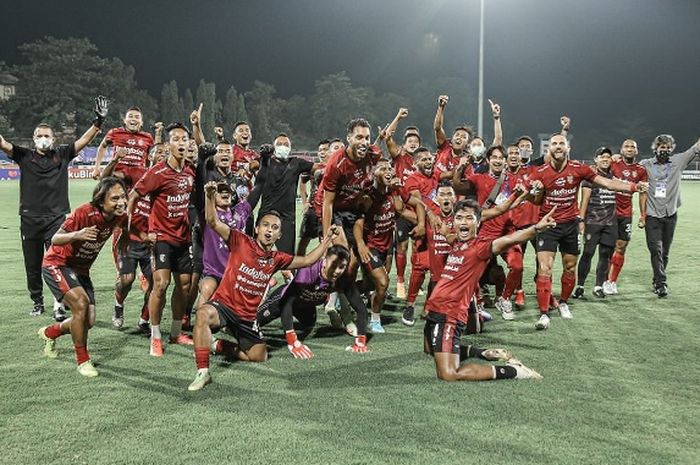 Suka cita pemain Bali United merayakan gelar Juara Liga 1 2021-2022 sebelum bertanding melawan Persebaya Surabaya, Jumat (25/3/2022).