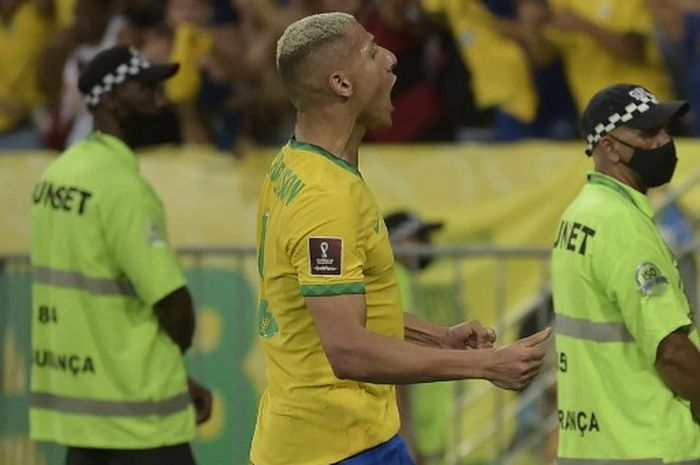 Striker timnas Brasil, Richarlison, merayakan gol ke gawang timnas Cile dalam laga Kualifikasi Piala Dunia 2022 Zona Amerika Selatan di Stadion Maracana, 24 Maret 2022.