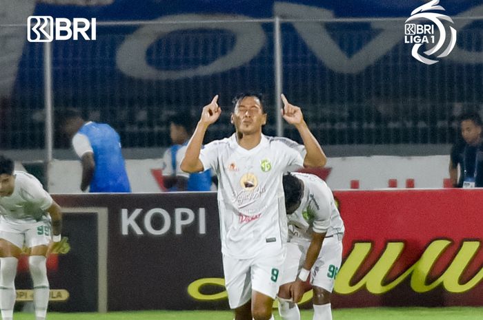 Striker Persebaya Surabaya, Samsul Arif, merayakan gol yang dicetaknya ke gawang Bali United pada pekan ke-33 Liga 1 2021-2022.