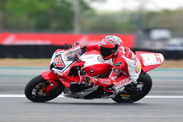 Pembalap Indonesia, Andi Farid Izdihar atau Andi Gilang, saat berlomba di kelas Supersport (SS) 600 pada ajang Asia Road Racing Championship (AARC) Thailand 2022, di Chang International Circuit, Buriram, Thailand, Sabtu (26/3/2022).