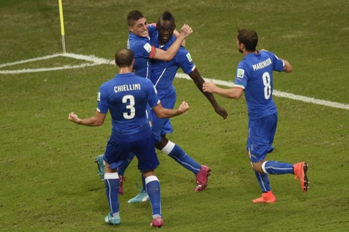 Mario Balotelli (tengah) merayakan golnya untuk timnas Italia ke gawang Inggris di fase grup Piala Dunia (14/6/2014).