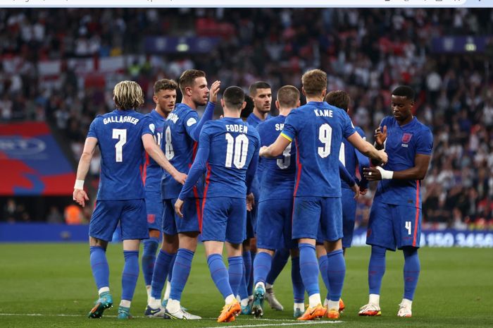 Para pemain timnas Inggris merayakan gol ke gawang timnas Swiss dalam laga uji coba di Stadion Wembley, Sabtu (26/3/2022).