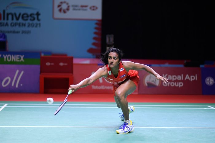 Pebulu tangkis tunggal putri India, Pusarla V. Sindhu, saat tampil pada Indonesia Open 2021 yang berlangsung di Bali, 23-28 November 2021.