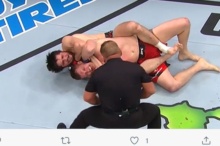 Jagoan baru UFC, Aliaskhab Khizriev, mengalahkan Denis Tiuliulin, dengan cekikan rear-naked choke di UFC Columbus, Minggu (27/3/2022) WIB.