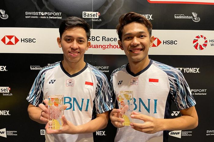 Pasangan ganda putra Indonesia, Muhammad Rian Ardianto (Kiri) dan Fajar Alfian (Kanan) usai menjuarai Swiss Open 2022, Minggu (27/3/2022)