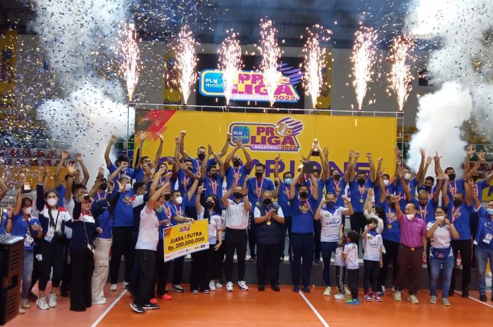 Seluruh jajaran dan pemain Bogor LavAni saat merayakan keberhasilan menjuarai Proliga 2022, Minggu (27/3/2022)