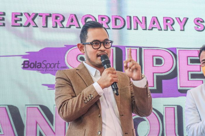 Presiden Arema FC, Gilang Widya Pramana, saat memberikan sambutan dalam acara HUT RANS Cilegon FC di Prestige Image Motorcars, Pluit, Jakarta Utara, 29 Maret 2022.