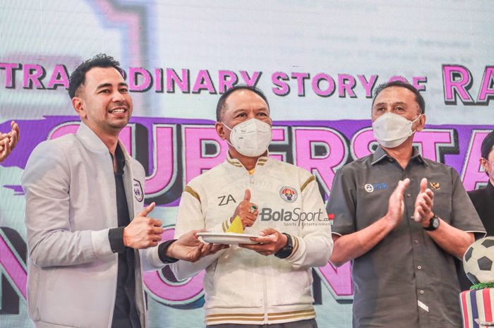 Chairman RANS Cilegon FC, Raffi Ahmad (kiri); Menteri Pemuda dan Olahraga Republik Indonesia, Zainudin Amali (tengah); dan Ketua Umum PSSI, Mochamad Iriawan, sedang merayakan ulang tahun RANS Cilegon FC di Prestige Image Motorcars, Pluit, Jakarta Utara, 29 Maret 2022.