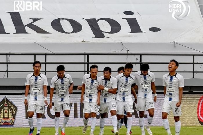 Para pemain PSIS Semarang saat melawan Persela Lamongan pada laga pekan ke-34 Liga 1 2021-2022 di Stadion Kapten I Wayan Dipta, Gianyar, Bali, Selasa (29/3/2022).