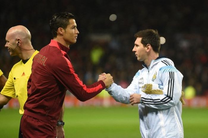 Cristiano Ronaldo (kiri) dan Lionel Messi bersalaman dalam duel uji coba antara timnas Portugal vs Argentina di Old Trafford, Manchester(18/11/2014).