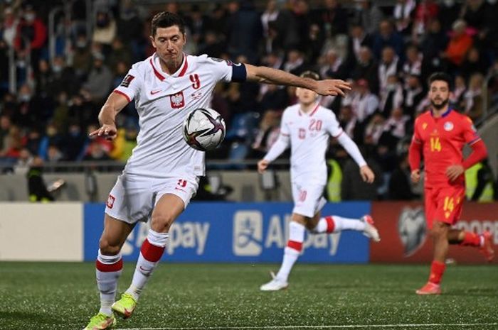 Aksi Robert Lewandowski dalam duel timnas Polandia melawan Andorra  di kualifikasi Piala Dunia 2022 (12/11/2021).