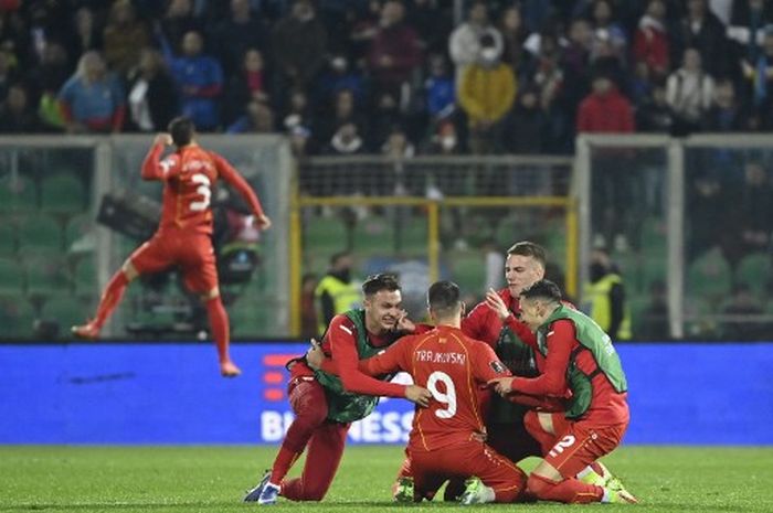 Para pemain Makedonia Utara merayakan kemenangan atas Italia di Play-off Piala Dunia 2022 zona Eropa (24/3/2022).